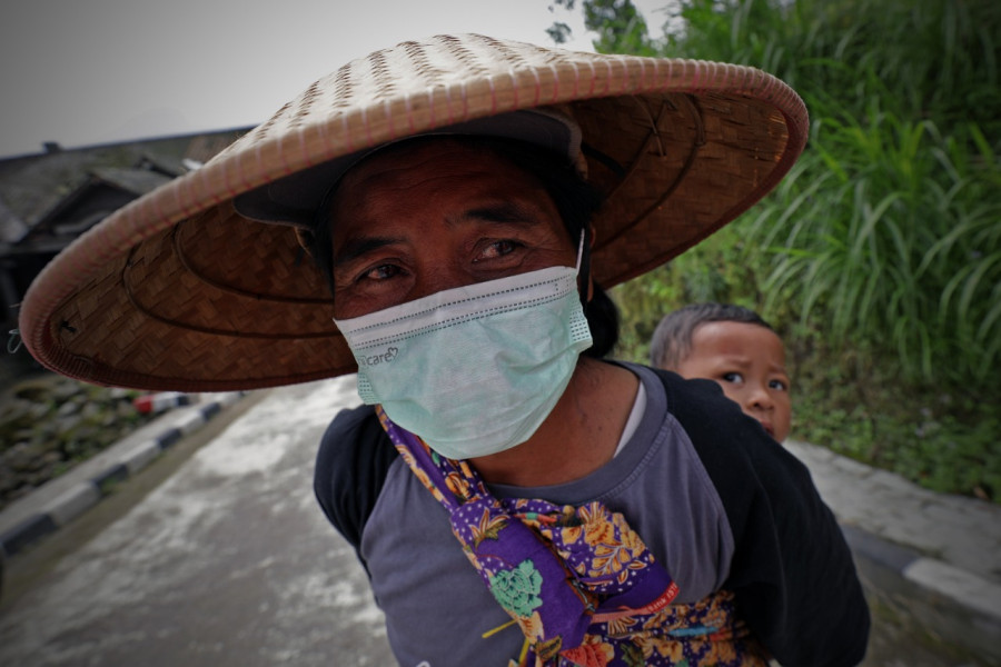 Warga Dusun Stabelan, Desa Tlogolele, Kecamatan Selo, Kabupaten Boyolali mengikuti simulasi evakuasi mandiri bencana Gunung Merapi, Senin (26/4).