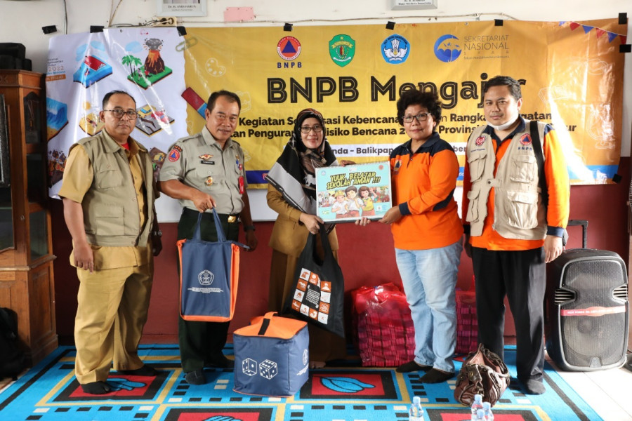 Pemberian cendramata secara simbolis kepada SDN 007 Sungai Pinang, Kota Samarinda, Kalimantan Timur yang menjadi salah satu sekolah tujuan BNPB Mengajar, Selasa (4/10),