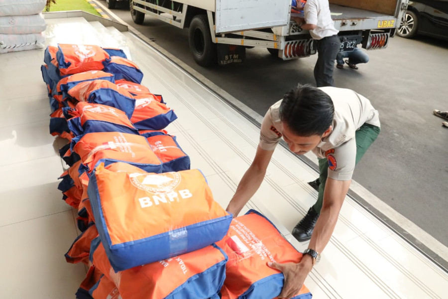 Petugas BNPB sedang mempersiapkan bantuan logistik yang akan dikirimkan menuju lokasi terdampak gempa M5,6 Kabupaten Cianjur, Senin (21/11).