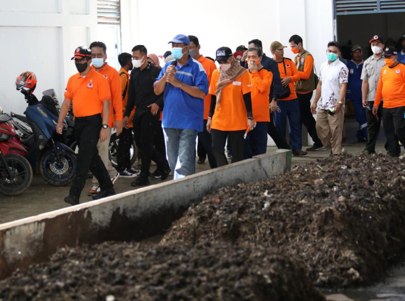 Kepala BNPB Letjen TNI Suharyanto (kiri depan) meninjau tempat pengolahan sampah organik di Kota Balikpapan, Kalimantan Timur, Jumat (14/10).