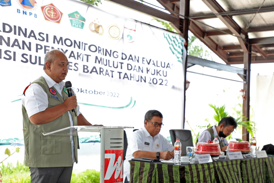 Sekretaris Utama BNPB Lilik Kurniawan (kiri) memberikan arahan dalam Rapat Koordinasi Monitoring dan Evaluasi Penanganan Penyakit Mulut dan Kuku di Provinsi Sulawesi Barat, Jumat (28/10).