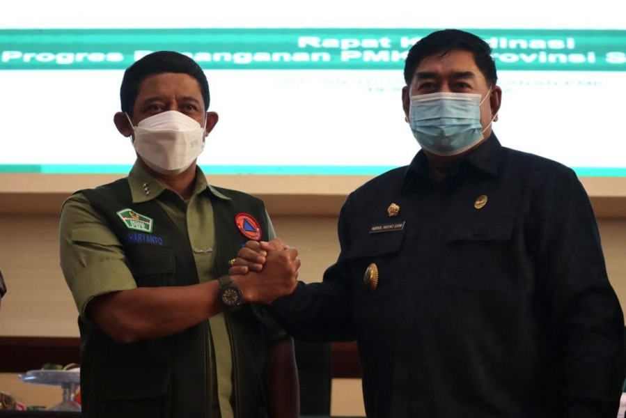 Kepala BNPB/Ketua Satuan Tugas Penanganan Penyakit Mulut dan Kuku (PMK) Letjen TNI Suharyanto, S.Sos,. M.M (kiri) dan Sekretaris Daerah Provinsi Sulawesi Selatan Abdul Hayat Gani pada Rapat Koordinasi Penanganan PMK di Kantor Gubernur Sulawesi Selatan, Jumat (19/8).