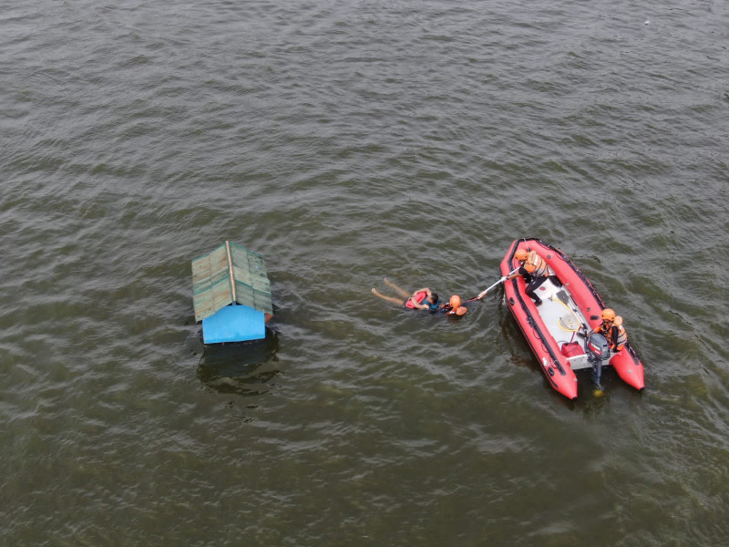 Foto Udara : Tim gabungan melakukan evakuasi menggunakan perahu karet saat Simulasi Penanganan Bencana Banjir di Danau Jambore, Depok, Jawa Barat, Rabu (9/11).