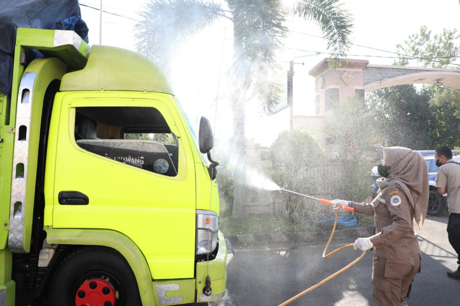 Simulasi proses penyemprotan disinfektan pada kendaraan pembawa hewan ternak yang melintasi Pelabuhan Lembar di Kabupaten Lombok Barat, Provinsi Nusa Tenggara Barat.