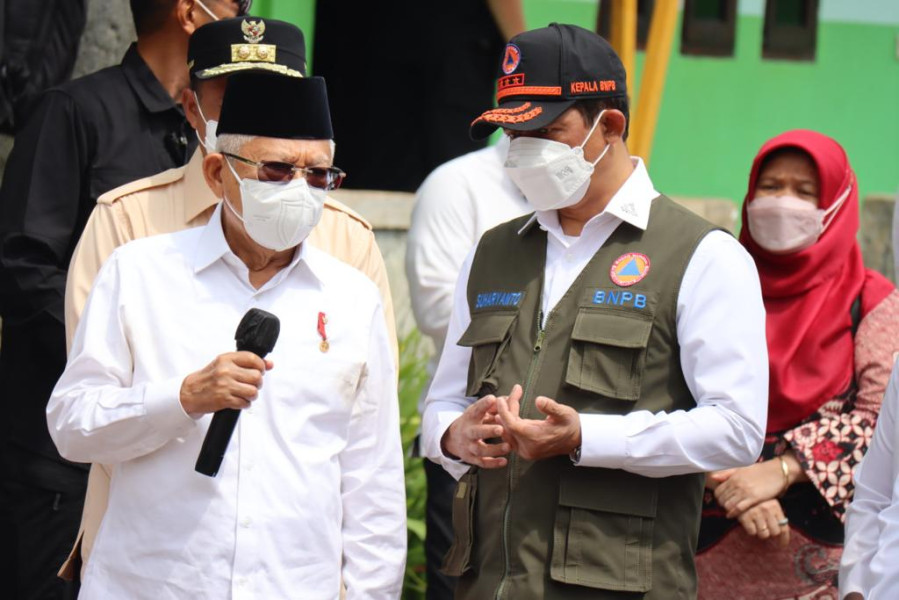 Kepala BNPB Letjen TNI Suharyanto S.Sos., M.M., (rompi hijau bertopi) mendampingi Wakil Presiden Republik Indonesia KH. Ma’ruf Amin saat melakukan peninjauan Pondok Pesantren Al Bahjah yang rusak pascagempabumi M 5.6 di Cianjur, Jawa Barat, Rabu (3/1).