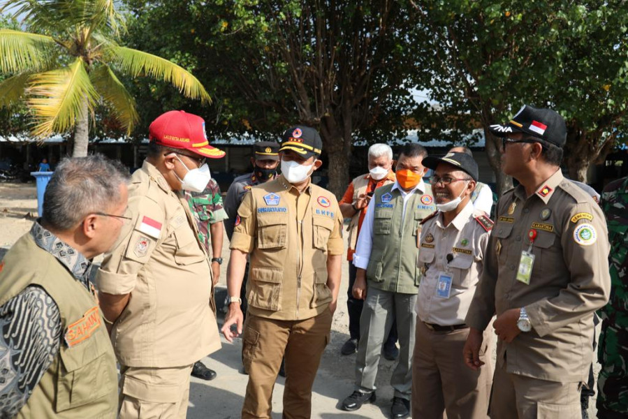 Ketua Satgas Penanganan PMK Letjen TNI Suharyanto (rompi cokelat bertopi) saat melakukan peninjauan pelayanan biosecurity menggunakan cairan disinfektan di Pelabuhan Poto Tano, Sumbawa, NTB, Kamis (25/8).