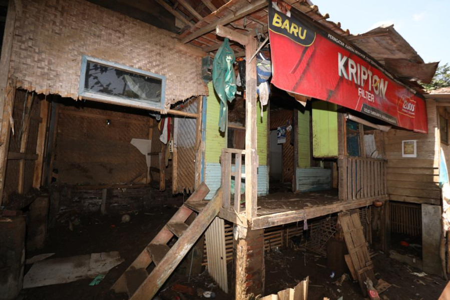 Kondisi rumah warga terdampak banjir dan tanah longsor di Kampung Dayeuh Handap, Kelurahan Kota Kulon, Kecamatan Garut Kota, Garut, Jawa Barat, Selasa (19/7).