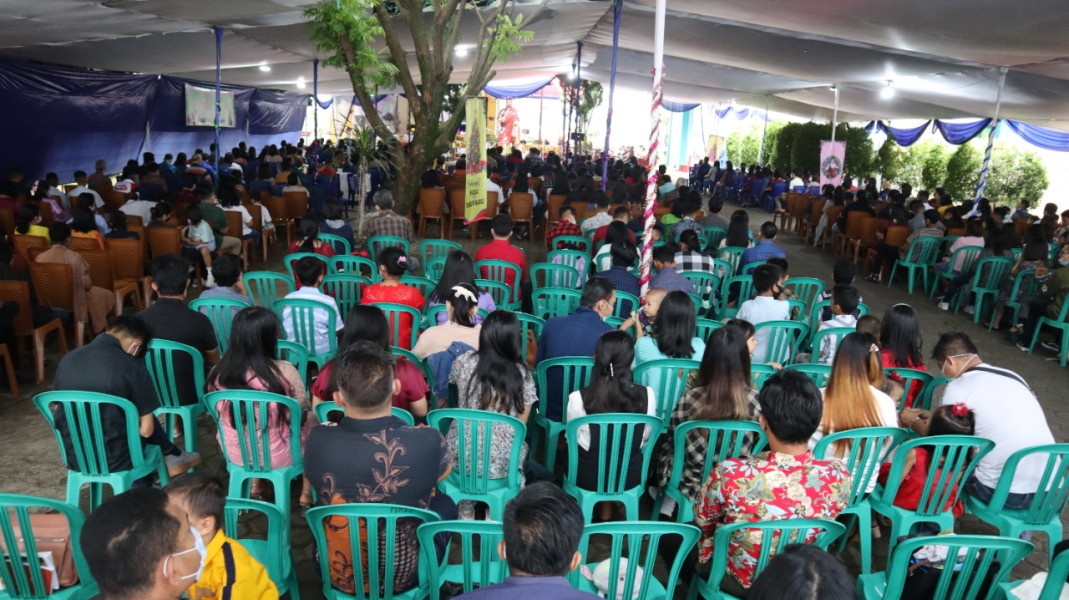 Situasi pelaksanaan rangkaian kegiatan ibadah perayaan natal di Gereja Santo Petrus, Cianjur, Jawa Barat, Minggu (25/12).