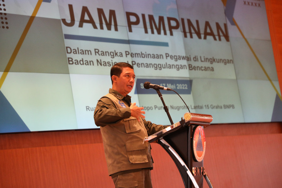 Kepala BNPB Letjen TNI Suharyanto memberikan arahan dalam kegiatan Pembinaan Pegawai di Lingkungan BNPB, Selasa (17/5), di Aula Dr. Sutopo Purwo Nugroho Graha BNPB, Jakarta.