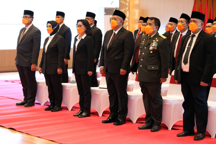 Badan Nasional Penanggulangan Bencana turut hadir dalam pelaksanaan Upacara Peringatan Detik-Detik Proklamasi secara daring di Ruang Sutopo Purwo Nugroho, Graha BNPB, Rabu (17/8). Upacara diikuti oleh jajaran Eselon I dan II di lingkungan BNPB.