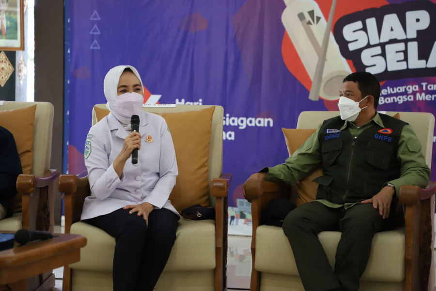 Kepala BMKG Dwikorita Karnawati (kiri) dan Kepala BNPB Letnan Jenderal TNI Suharyanto dalam Konferensi pers menuju puncak peringatan Hari Kesiapsiagaan Bencana (HKB) Tahun 2022 dengan tema "Keluarga Tangguh Bencana Pilar Bangsa Menghadapi Bencana yang dilaksanakan di Pendopo Kantor Bupati Sleman (25/4).