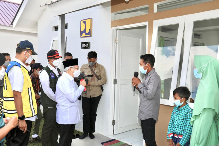 Kepala BNPB Letjen TNI Suharyanto bersama Wakil Presiden RI KH. Ma’ruf Amin berinteraksi dengan warga terdampak bencana Awan Panas Guguran (APG) Gunung Semeru di Desa Sumbermujur, Kecamatan Candipuro, Kabupaten Lumajang, Jawa Timur, Kamis (2/6).