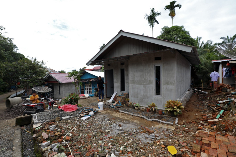 Pekerja menyelesaikan pembangunan hunian tetap bagi warga terdampak gempabumi Pasaman Barat di Nagari Kajai, Kampung Pasar Lama, Kecamatan Talamau, Kabupaten Pasaman Barat, Sumatera Barat Minggu (16/10).