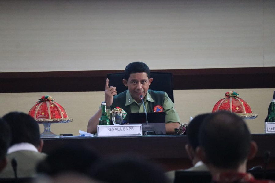 Kepala BNPB/Ketua Satuan Tugas Penanganan Penyakit Mulut dan Kuku (PMK) Letjen TNI Suharyanto, S.Sos,. M.M saat memberikan arahan pada Rapat Koordinasi Penanganan PMK di Kantor Gubernur Sulawesi Selatan, Jumat (19/8).