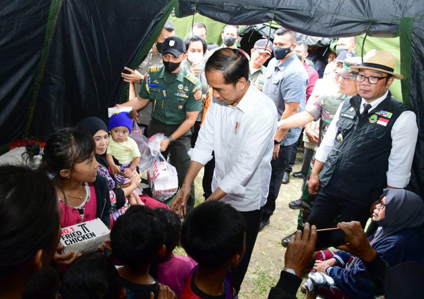 Presiden Joko Widodo mengunjungi tenda pengungsian di Taman Prawatasari yang menjadi tempat tinggal sementara para warga yang terdampak gempa bumi di Kabupaten Cianjur, pada Selasa (22/11).