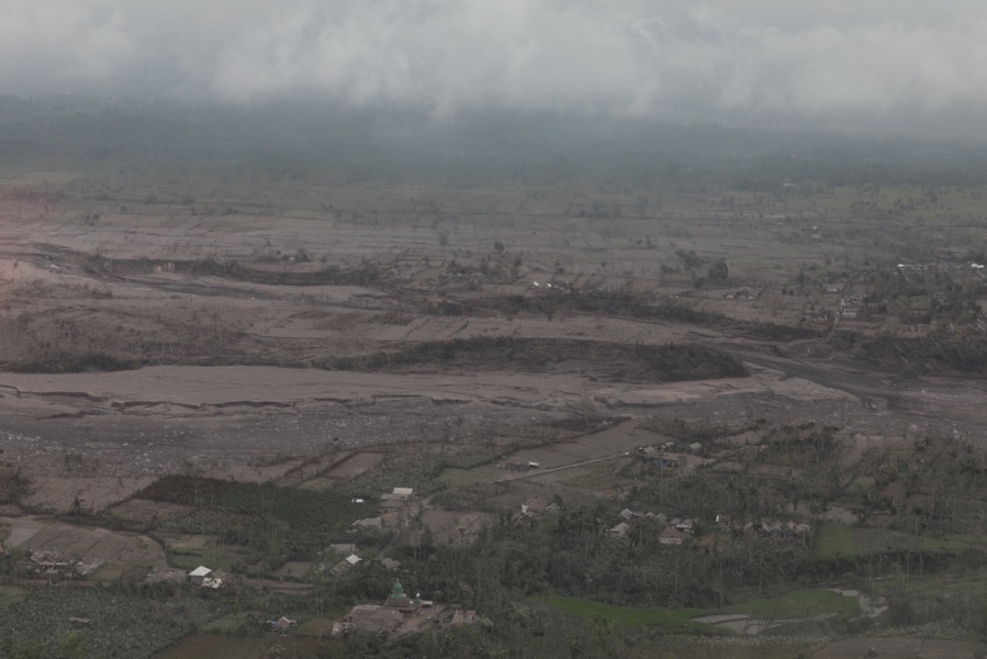 Kepala BNPB Letjen TNI Suharyanto mengendarai sepeda motor saat meninjau lokasi terdampak erupsi Gunung Semeru di Kabupaten Lumajang, Jawa Timur, Senin (6/12).