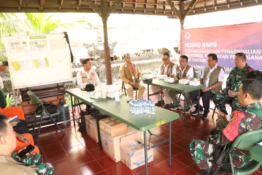 Suasana briefing pagi di Posko BNPB yang terletak di Kawasan Puja Mandala, Nusa Dua, Bali pada Selasa (15/11).