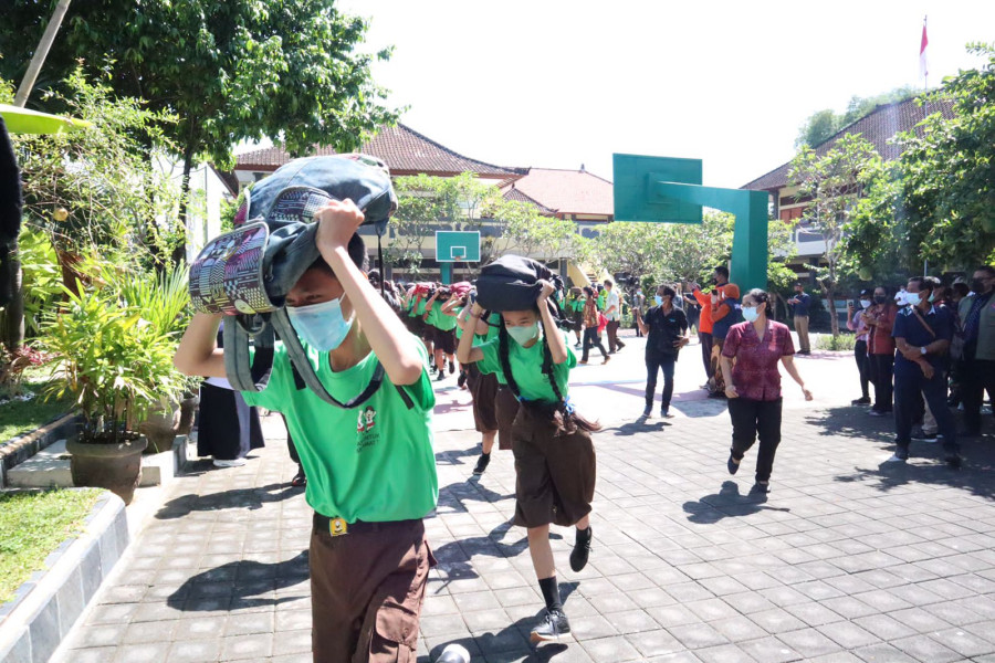 Para siswa mengikuti simulasi evakuasi mandiri gempabumi dan tsunami di SMPN 3 Kuta Selatan, Kecamatan Kuta Selatan, Kabupaten Badung, Provinsi Bali, Jumat (22/4).