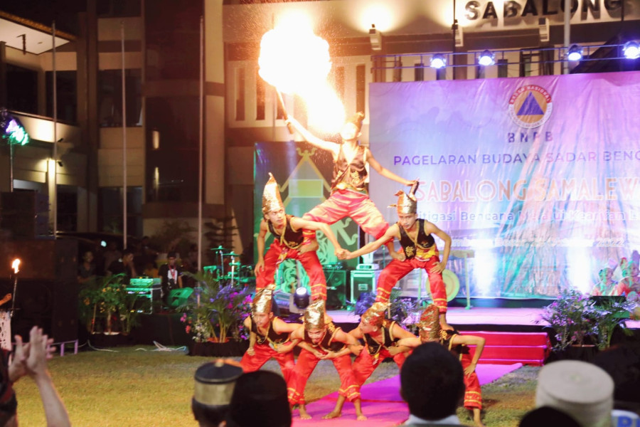 Salah satu atraksi dalam Tari Gantao yang ditampilkan pada Pagelaran Budaya Sadar Bencana di Kabupaten Sumbawa, Nusa Tenggara Barat, Jumat (28/10).