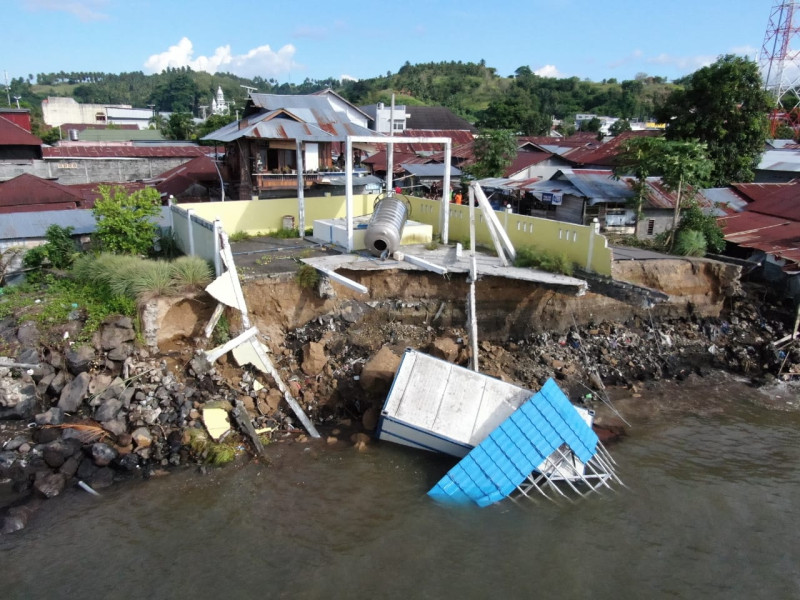 Salah satu rumah warga yang terdampak abrasi pantai di Minahasa Selatan, Provinsi Sulawesi Utara, Jumat (17/6).