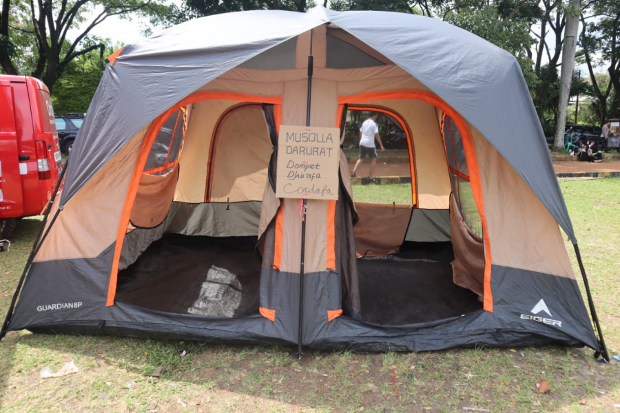 Salah satu tempat ibadah darurat yang disediakan bagi para pengungsi di Kabupaten Cianjur, Jawa Barat, Selasa (22/11).