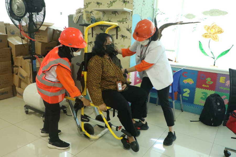 Pegawai BNPB melakukan giat simulasi kesiapsiaagn bencana gempabumi di Graha BNPB, Selasa (26/4).