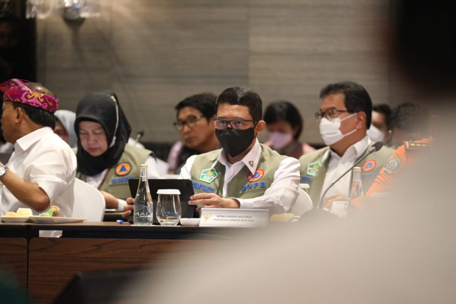 Kepala Badan Nasional Penanggulangan Bencana (BNPB) Letjen TNI Suharyanto (kemeja putih dengan rompi) didampingi Prof. Wiku Adhisasmito (memakai masker putih) dan Eny Supartini (kerudung hitam) selaku pejabat BNPB dalam rapat tingkat menteri membahas Penyelenggaraan Konferensi Tingkat Tinggi (KTT) G20 di Badung, Bali pada Selasa (4/10).