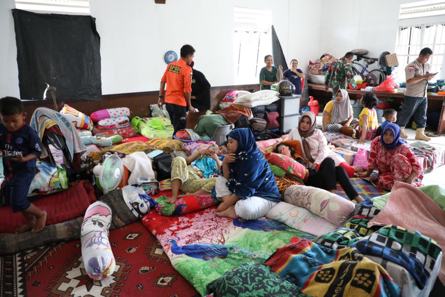 Kondisi pengungsian warga terdampak banjir di Kota Kualasimpang, Kabupaten Aceh Tamiang, Provinsi Aceh, Selasa (8/11).