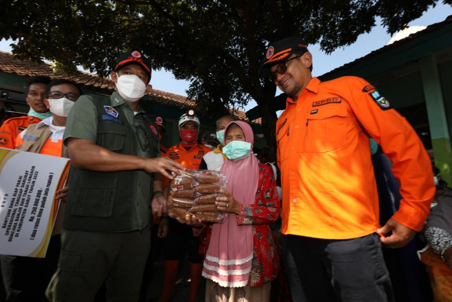 Kepala BNPB Letjen TNI Suharyanto (kiri rompi hijau) didampingi Wakil Bupati Garut dr. Helmi Budiman (kanan) menyerahkan bantuan bagi warga terdampak banjir dan tanah longsor di Kampung Dayeuh Handap, Kelurahan Kota Kulon, Kecamatan Garut Kota, Garut, Jawa Barat, Selasa (19/7).