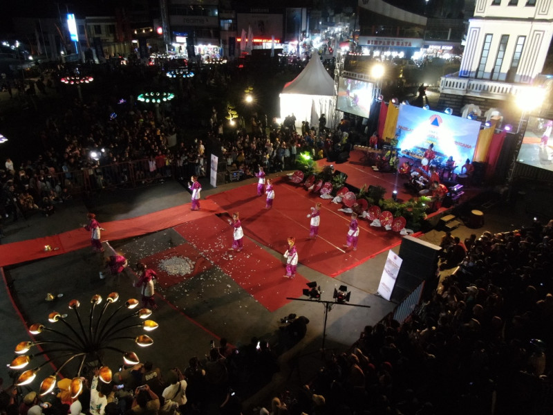 Pagelaran Budaya Sadar Bencana bertajuk “Alam Takambang Jadi Guru” yang dipentaskan di Alun-alun Jam Gadang, Bukittinggi, Sumatera Barat, Sabtu (14/5).