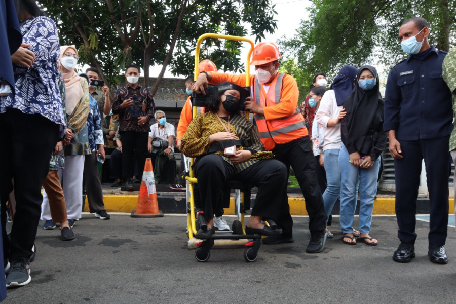 Pegawai BNPB melakukan giat simulasi kesiapsiaagn bencana gempabumi di Graha BNPB, Selasa (26/4).