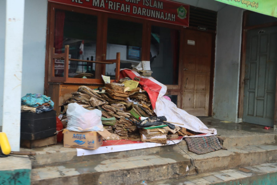 Kondisi buku pelajaran siswa di salah satu sekolah yang terdampak banjir di Trenggalek, Jawa Timur, Kamis (20/10).