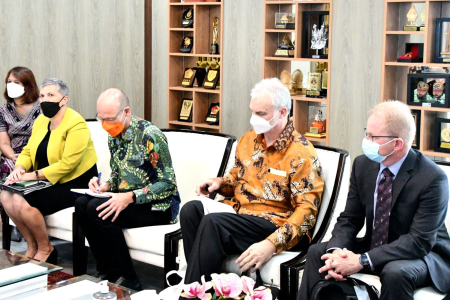 Suasana pertemuan Kepala BNPB Letjen TNI Suharyano, S.Sos., M.M. dan Menteri Pertanian, Perikanan dan Kehutanan Australia Murray Watt di Graha BNPB, Jakarta, Kamis (14/7).