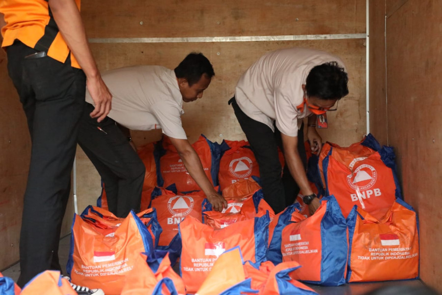 Petugas BNPB sedang mempersiapkan bantuan logistik yang akan dikirimkan menuju lokasi terdampak gempa M5,6 Kabupaten Cianjur, Senin (21/11).