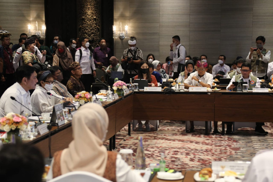 Kepala Badan Nasional Penanggulangan Bencana (BNPB) Letjen TNI Suharyanto (kemeja putih dengan rompi) menghadiri rapat tingkat menteri membahas Penyelenggaraan Konferensi Tingkat Tinggi (KTT) G20 di Badung, Bali pada Selasa (4/10).