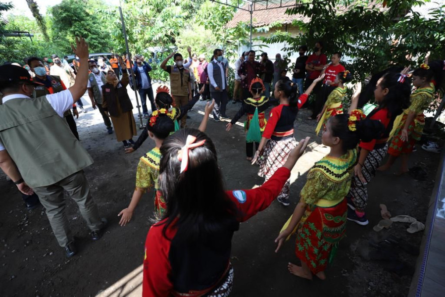 Kepala BNPB Suharyanto disambut oleh siswa Sekolah Air Hujan di Kebupaten Sleman, Yogyakarta (Rabu (22/6).