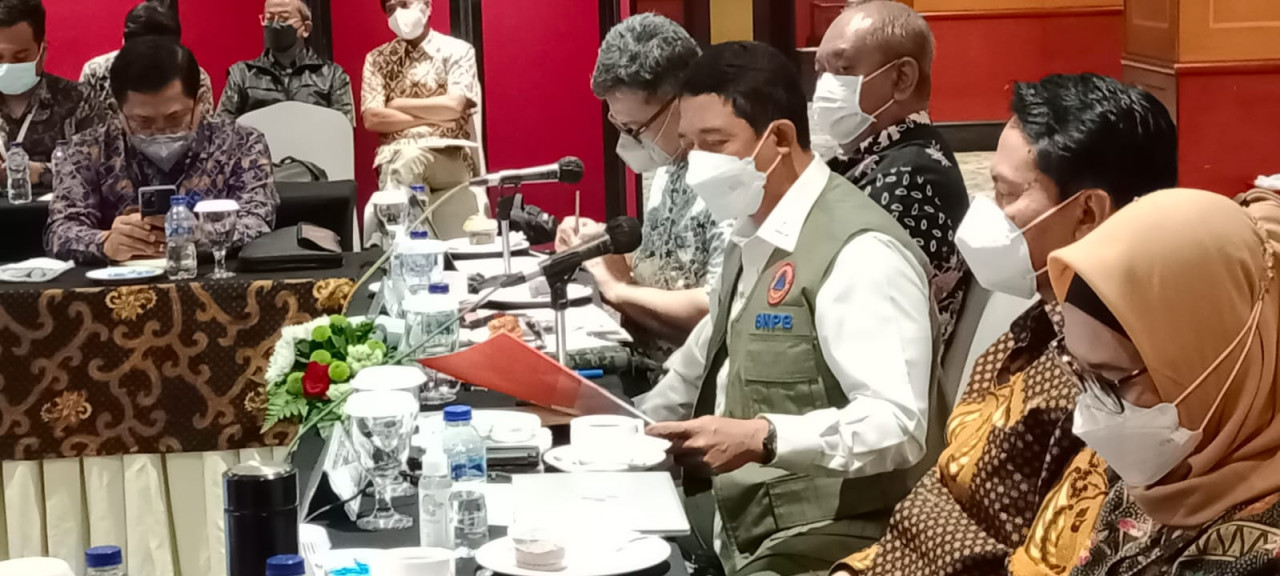 Kepala Badan Nasional Penanggulangan Bencana Letjen TNI Suharyanto (baju putih rompi) memberikan arahan dalam acara pertemuan Steering Committee (SC) dalam kegiatan Prakarsa Ketangguhan Bencana Indonesia atau Indonesia Disaster Resilience Project (IDRIP) yang diselenggarakan di Ruang Rapat Timor Hotel Borobudur, Jakarta, Jumat (24/6).