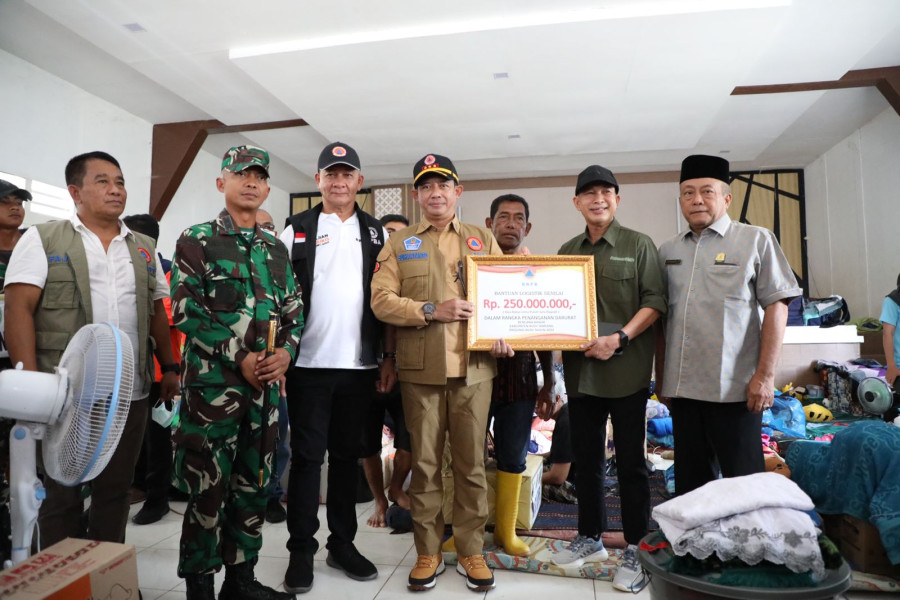 Kepala BNPB Letjen TNI Suharyanto memberikan secara simbolis bantuan operasional Dana Siap Pakai (DSP) sebesar 500 juta rupiah dan paket logistik senilai 250 juta rupiah kepada warga terdampak banjir Aceh Tamiang, Provinsi Aceh, Selasa (8/11).