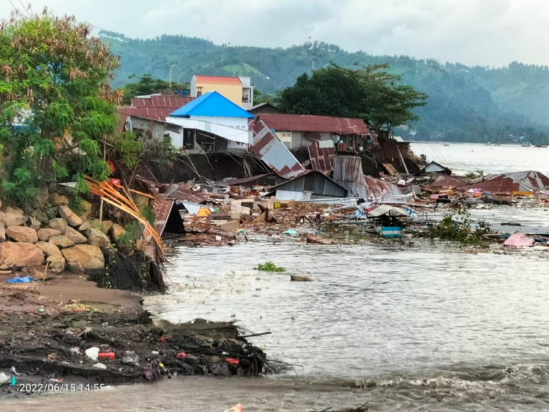 Kondisi rumah warga amblas oleh fenomena abrasi yang terjadi di pesisir Pantai Boulevard, Kelurahan Bitung dan Kelurahan Uwuran Satu, Kecamatan Kepulauan Amurang, Kabupaten Minahasa Selatan, Provinsi Sulawesi Utara, Rabu (15/6) pukul 14.00 WITA.