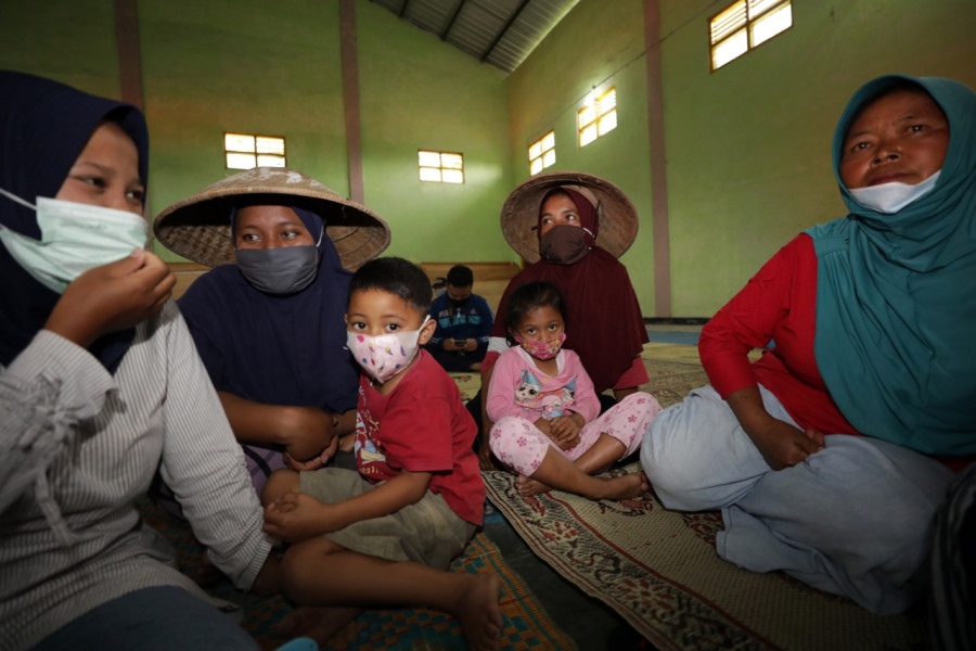 Warga Dusun Stabelan, Desa Tlogolele, Kecamatan Selo, Kabupaten Boyolali mengikuti simulasi evakuasi mandiri bencana Gunung Merapi, Senin (26/4).