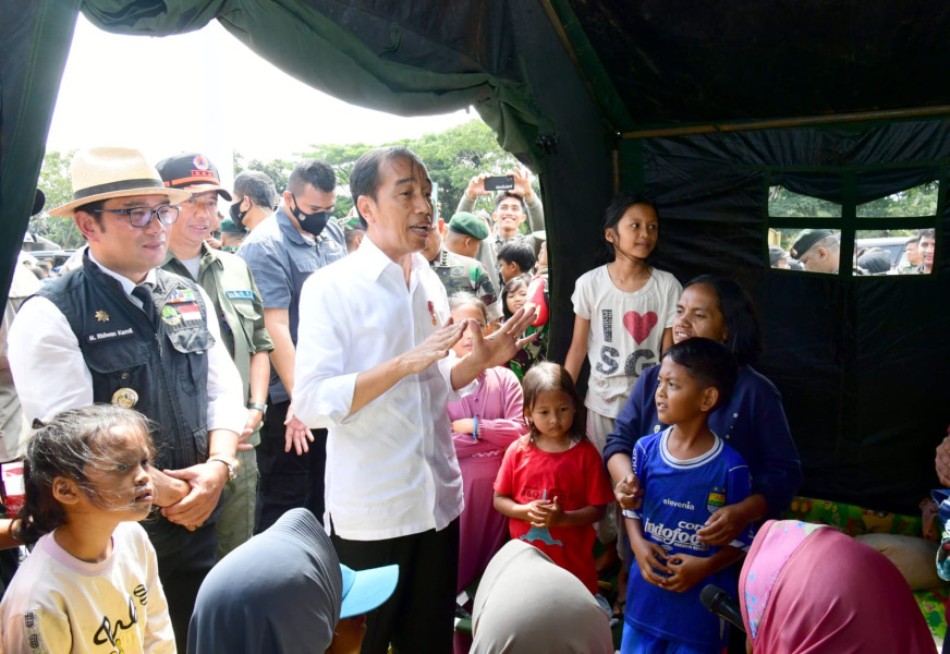 Presiden Joko Widodo mengunjungi tenda pengungsian di Taman Prawatasari yang menjadi tempat tinggal sementara para warga yang terdampak gempa bumi di Kabupaten Cianjur, pada Selasa (22/11).