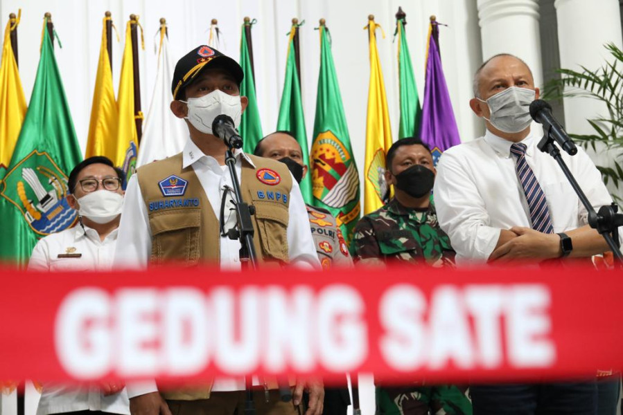 Ketua Satgas PMK Letjen TNI Suharyanto (kiri dengan rompi) memberikan keterangan pers kepada awak media usai melaksanakan Rapat Koordinasi Penanganan PMK bersama Pemerintah Provinsi Jawa Barat di Gedung Sate, Kota Bandung, Jawa Barat, Jumat (29/7).