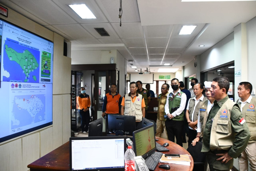 Kepala BNPB Letjen TNI Suharyanto (kanan depan) saat meninjau ruang monitoring prakiraan cuaca wilayah Provinsi Bali di Kantor BPBD Provinsi Bali, Denpasar, Minggu (13/11).