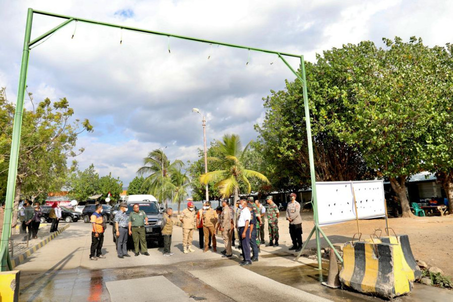 Ketua Satgas Penanganan PMK Letjen TNI Suharyanto (rompi cokelat bertopi) saat melakukan peninjauan pelayanan biosecurity menggunakan cairan disinfektan di Pelabuhan Poto Tano, Sumbawa, NTB, Kamis (25/8).