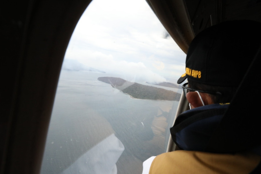 Kepala BNPB Letjen TNI Suharyanto melakukan peninjauan lapangan menggunakan helikopter Bell 412 ke Gunung Anak Krakatau, Kabupaten Lampung Selatan, Provinsi Lampung pada Kamis (29/4).