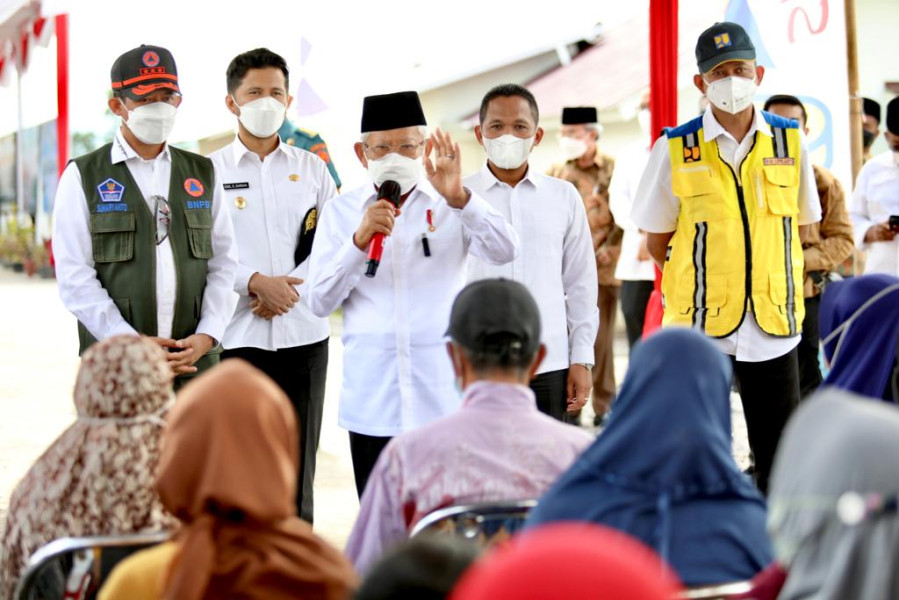 Kepala BNPB Letjen TNI Suharyanto bersama Wakil Presiden RI KH. Ma’ruf Amin berinteraksi dengan warga terdampak bencana Awan Panas Guguran (APG) Gunung Semeru di Desa Sumbermujur, Kecamatan Candipuro, Kabupaten Lumajang, Jawa Timur, Kamis (2/6).