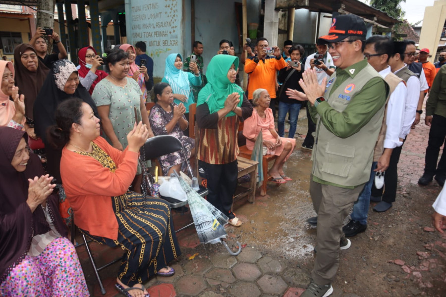 Kepala BNPB Letjen TNI Suharyanto (kemeja hijau dengan rompi) menyapa dan berdiskusi dengan warga terdampak banjir di Trenggalek, Jawa Timur, Kamis (20/10).