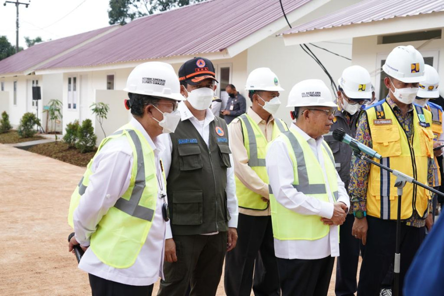 Kepala BNPB Letjen TNI Suharyanto S.Sos., M.M., (rompi hijau bertopi) mendampingi Wakil Presiden Republik Indonesia KH. Ma’ruf Amin saat melakukan peninjauan Hunian Tetap (Huntap) yang dibangun bagi warga terdampak gempabumi M 5.6 Cianjur, di Desa Sirnagalih, Kecamatan Cilaku, Kabupaten Cianjur, Jawa Barat, Rabu (4/1).