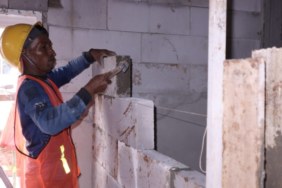 Sejumlah pekerja bangunan sedang mengerjakan rumah tahan gempa RISHA, yang disediakan bagi warga terdampak gempa di Desa Sirnagalih, Kec. Cilaku, Kec. Cugenang, Kab. Cianjur, Jawa Barat, Senin (5/12).