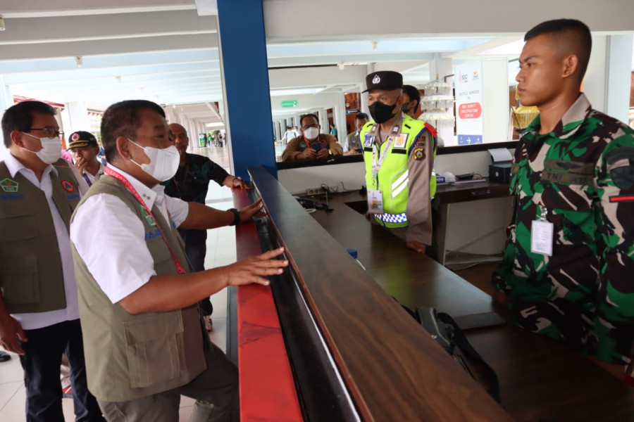 Deputi Bidang Penanganan Darurat Mayjen Fajar Setyawan berdiskusi dengan petugas yang berada di Posko Terpadu G20 yang terletak di Bandara I Gusti Ngurah Rai, Bali pada Selasa (15/11).